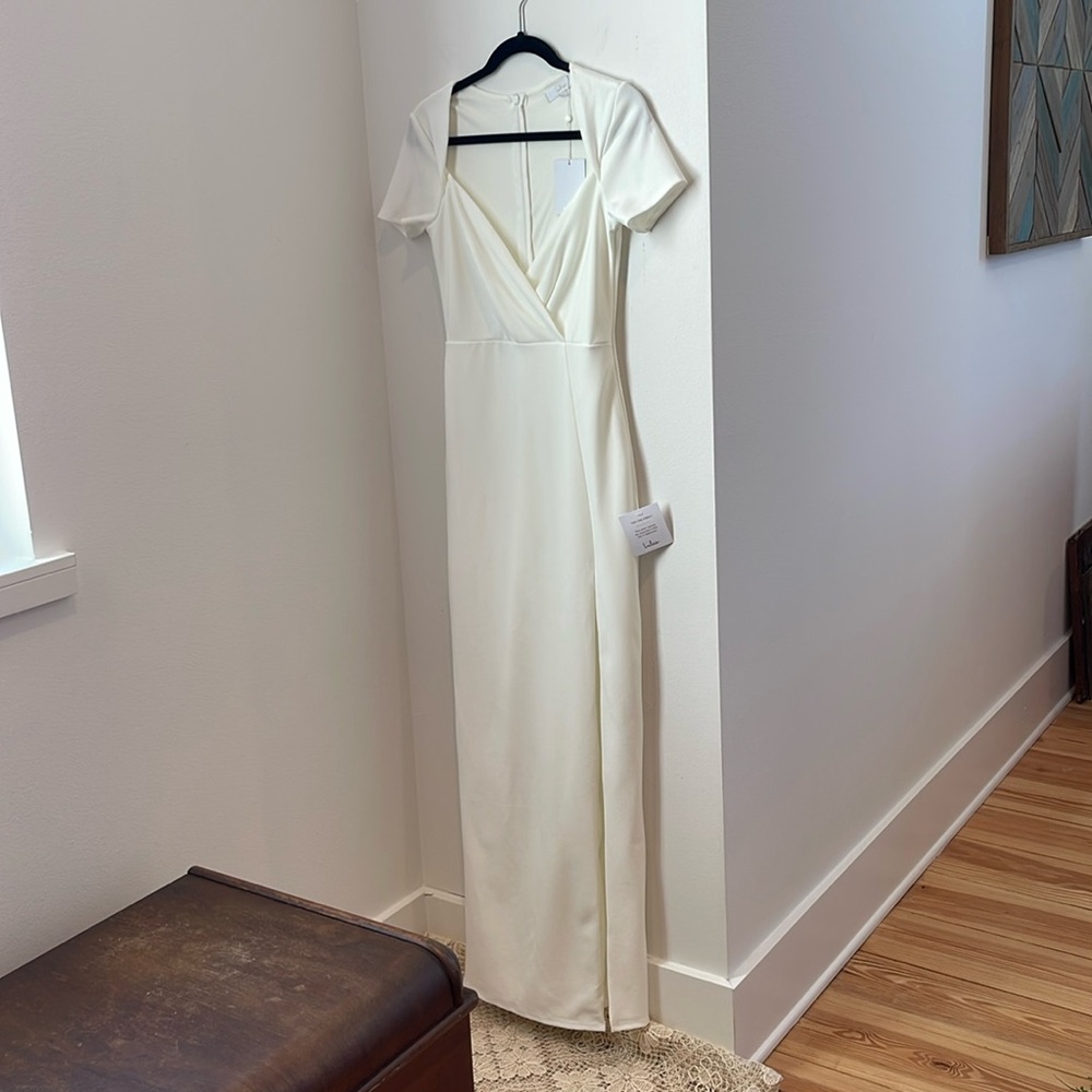 NWT Lulus Wedding Dress. Look at that neckline 😍 Simply elegant!